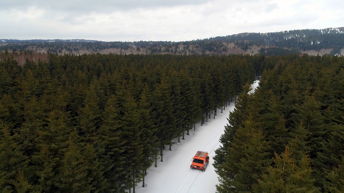 冬の森を走り抜ける雪上車［FSC的フィールド風景 No.1］ – いいね！Hokudai